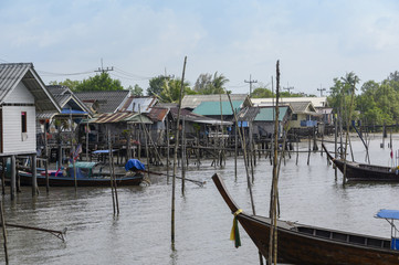 Fototapeta na wymiar Village de pêcheurs Thailande