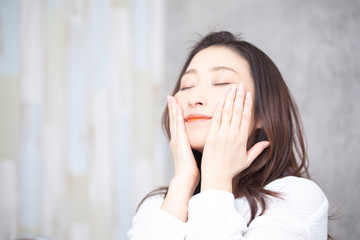 スキンケアする女性