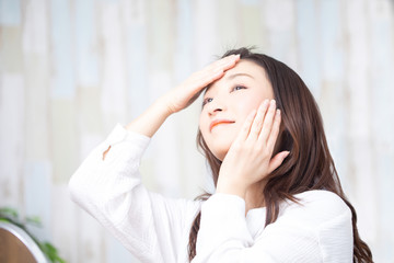 スキンケアする女性