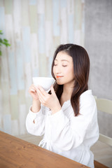 スープを飲む女性