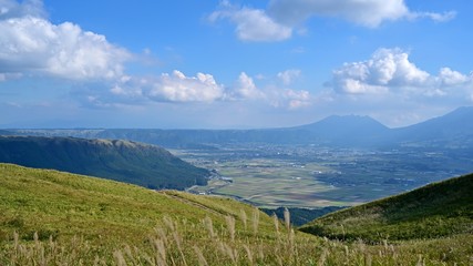 眼下に見おろす雄大な阿蘇の田園風景＠熊本