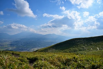 眼下に見おろす雄大な阿蘇の田園風景＠熊本