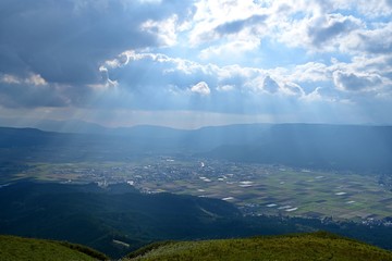 眼下に見おろす雄大な阿蘇の田園風景＠熊本