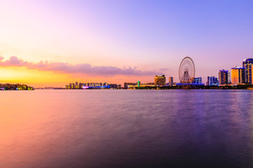 Fototapeta premium Piękna panorama miasta suzhou i architektura z jeziorem o zachodzie słońca, Chiny.