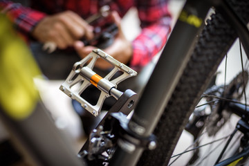 Changing bicycle pedals