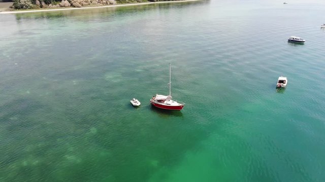 Yacht und Boote auf dem Bodensee mit Insel im Hintergrund
