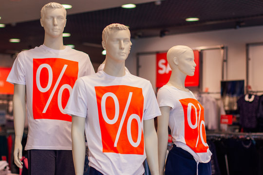 Manikens with sale sign in a shop
