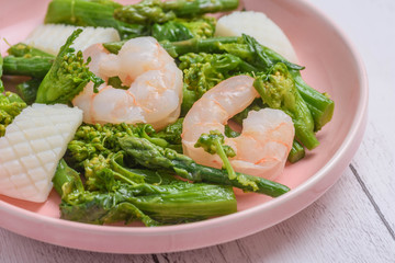 春の味覚　海老と菜の花の炒め物