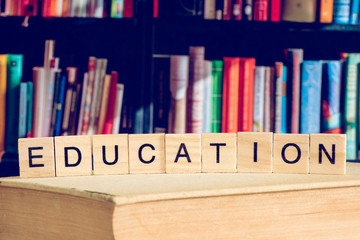 Die Bildung und ein Buch in einer Bibliothek