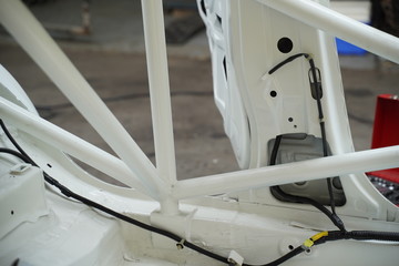 Race car's roll bar design