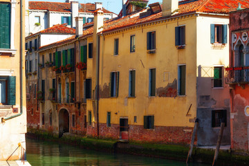 Fototapeta na wymiar Canal in Venice, Italy with traditional colorful houses