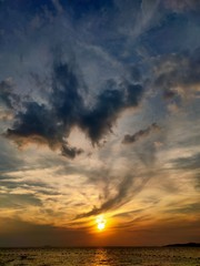 Obraz premium sky with clouds and sun Thailand Phratamnak