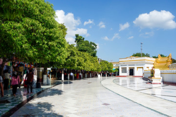 Fototapeta na wymiar kaunghmudaw pagoda