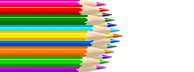 白い紙と整列した色鉛筆