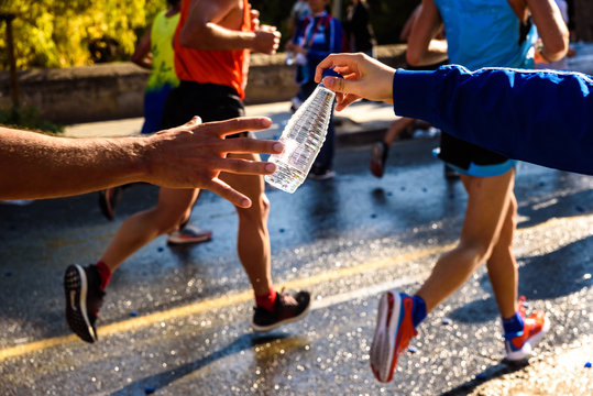 Runners drinking water : 30 598 images, photos de stock, objets 3D et  images vectorielles