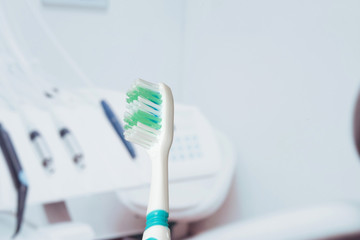 Die Praxis von einem Zahnarzt und eine Zahnbürste