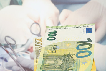 Eine Operation im Krankenhaus und Euro Geldscheine