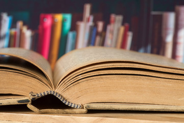 Ein altes Buch in einer Bibliothek