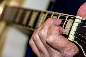 Nahaufnahme beim Gitarre spielen in einem Studio