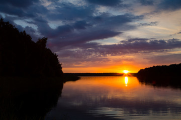 Obraz premium am See bei einem schönen Sonnenuntergang 