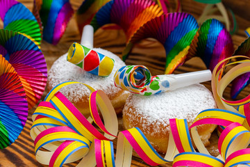 Pfannkuchen (Berliner) mit Puderzucker und Partydekoration