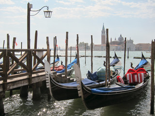 Obraz na płótnie Canvas Traditional italian gondolas parking near berth.