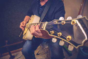 Nahaufnahme beim Gitarre spielen in einem Studio