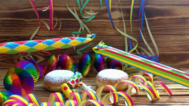 Pfannkuchen (Berliner) mit Puderzucker und Partydekoration