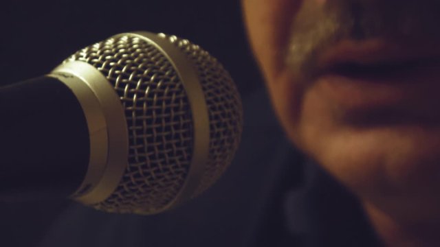 Nahaufnahme beim singen mit einem Mikro in einem Studio
