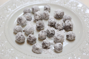 白い皿に乗ったトリュフ