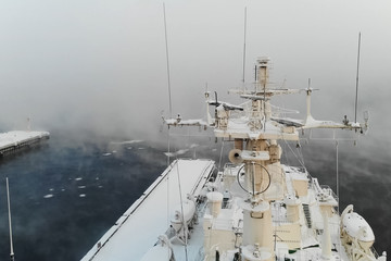 Naklejka premium Ice-enpalled naldo, ice breaking ship.