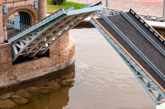 Modell einer Klappbr&uuml;cke mit nach oben geklappten Fahrbahnen