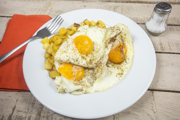 oeufs au plat et pommes de terre rissolées