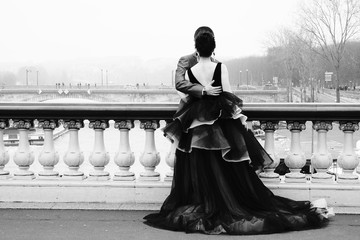 Pareja de novios en París, en blanco y negro