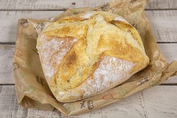 boule de pain sur une table en bois