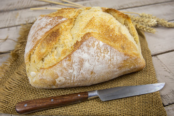 boule de pain sur une table en bois
