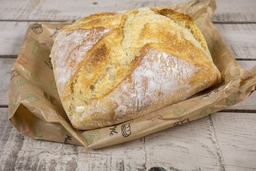 boule de pain sur une table en bois