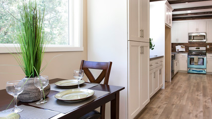 Panorama Bright windows light up the kitchen table