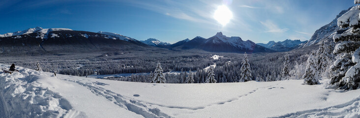 Fototapeta na wymiar Panoramic view of a snowy valley in Kananaskis, Banff, Alberta in Canada