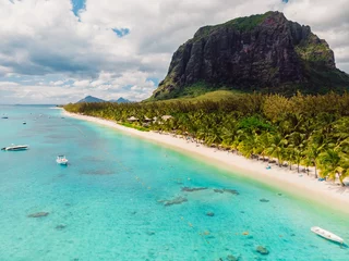 Rideaux tamisants Le Morne, Maurice Plage de luxe avec la montagne Le Morne à l& 39 île Maurice. Plage avec palmiers et océan. Vue aérienne