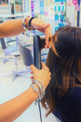 Naklejka premium Estilo de vida de una peluquería, peluquera peinando el cabello