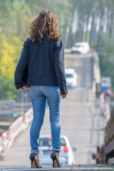 Modella foto sul ponte levatoio 