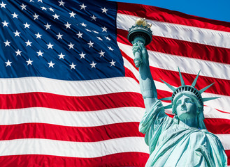 Naklejka premium Statue of Liberty and US Flag