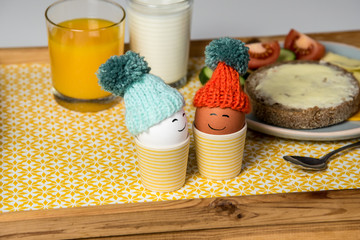 Frühstück mit fröhlichen Eiern