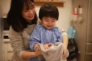 
タオルで手を拭く親子
