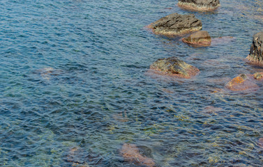 Vulkangestein und klares Meerwasser an der Küste Insel Nisyros Griechenland