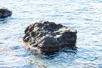 Vulkangestein und klares Meerwasser an der Küste Insel Nisyros Griechenland