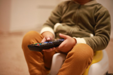 テレビを観る男の子