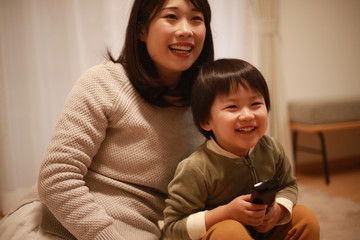 テレビを観る親子
