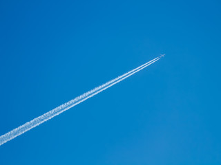 青空と飛行機雲